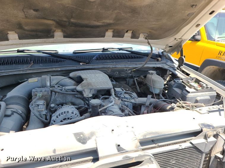 image for item MO9917 2006 GMC Sierra 3500  flatbed pickup truck