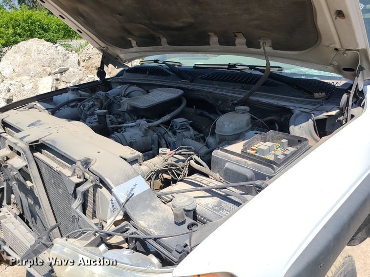 image for item MO9917 2006 GMC Sierra 3500  flatbed pickup truck