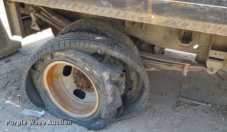 image for item MO9917 2006 GMC Sierra 3500  flatbed pickup truck