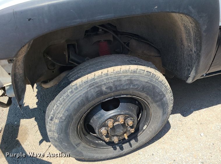 image for item MO9917 2006 GMC Sierra 3500  flatbed pickup truck