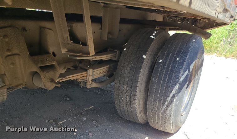 image for item MO9917 2006 GMC Sierra 3500  flatbed pickup truck