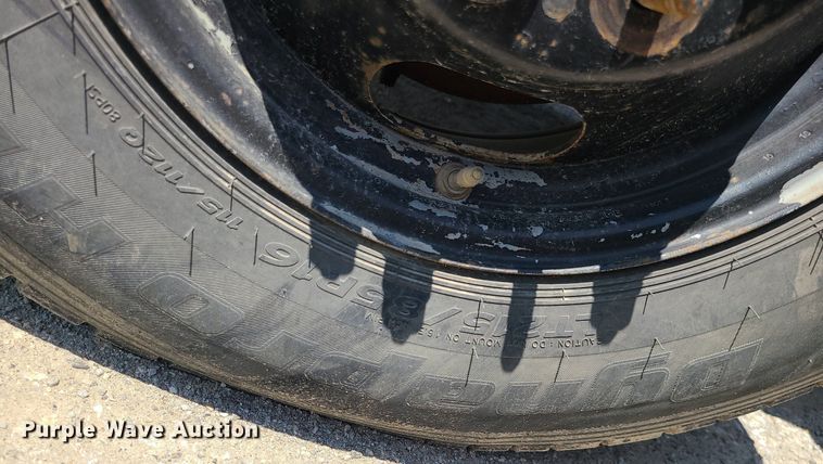 image for item MO9917 2006 GMC Sierra 3500  flatbed pickup truck