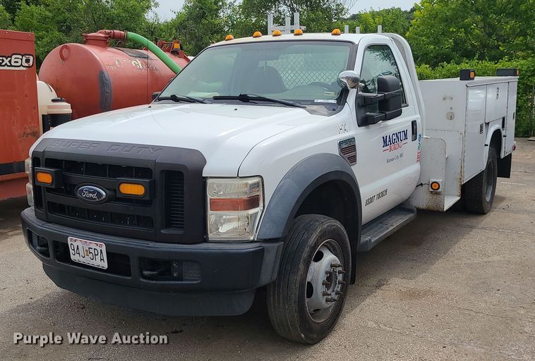 image for item MO9964 2010 Ford F550 Super Duty  utility / service truck