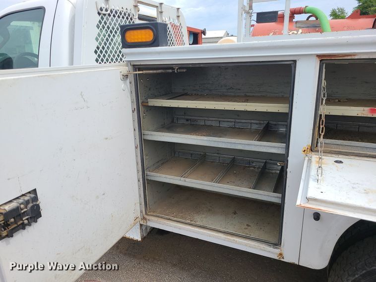 image for item MO9964 2010 Ford F550 Super Duty  utility / service truck