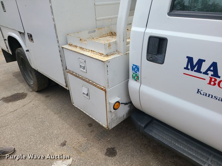 image for item MO9964 2010 Ford F550 Super Duty  utility / service truck