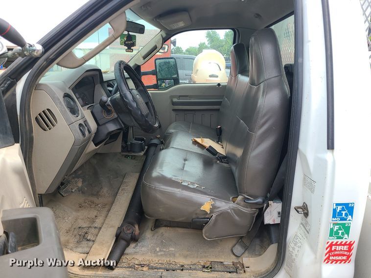 image for item MO9964 2010 Ford F550 Super Duty  utility / service truck