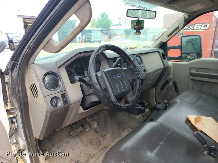 image for item MO9964 2010 Ford F550 Super Duty  utility / service truck