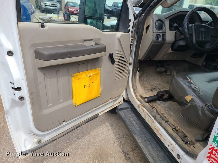 image for item MO9964 2010 Ford F550 Super Duty  utility / service truck