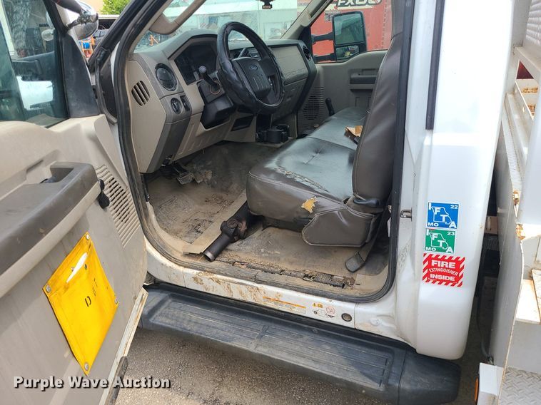 image for item MO9964 2010 Ford F550 Super Duty  utility / service truck