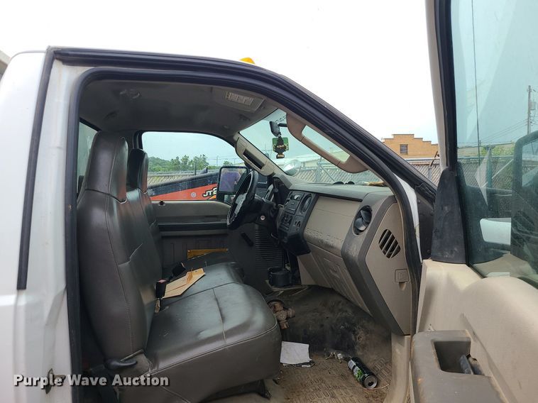 image for item MO9964 2010 Ford F550 Super Duty  utility / service truck