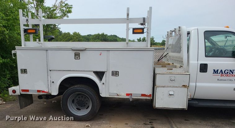 image for item MO9965 2010 Ford F550 Super Duty  utility / service truck