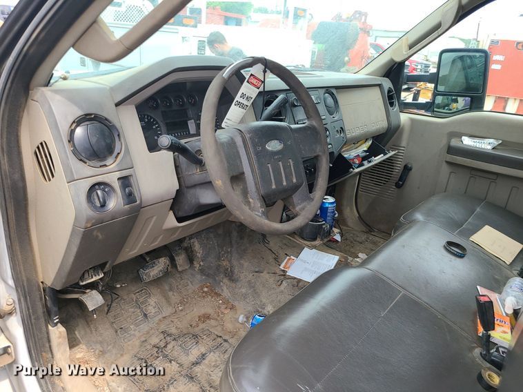 image for item MO9965 2010 Ford F550 Super Duty  utility / service truck