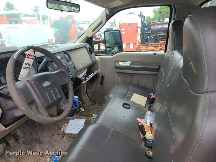 image for item MO9965 2010 Ford F550 Super Duty  utility / service truck