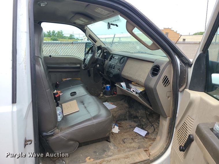 image for item MO9965 2010 Ford F550 Super Duty  utility / service truck