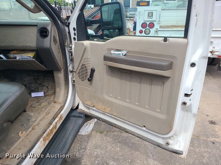 image for item MO9965 2010 Ford F550 Super Duty  utility / service truck
