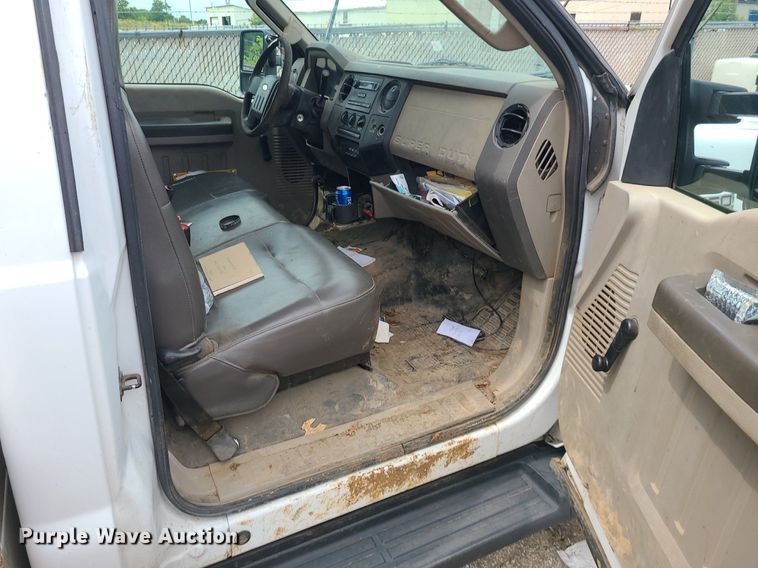 image for item MO9965 2010 Ford F550 Super Duty  utility / service truck