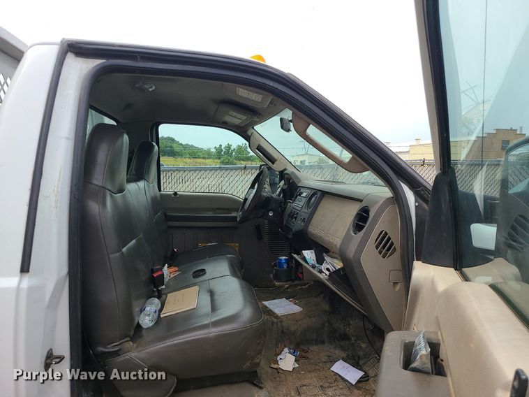 image for item MO9965 2010 Ford F550 Super Duty  utility / service truck