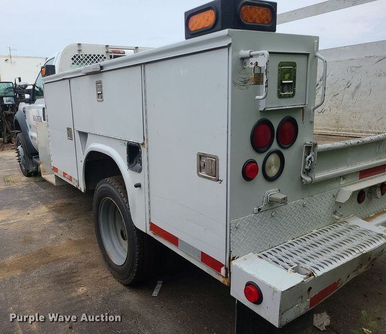 image for item MO9965 2010 Ford F550 Super Duty  utility / service truck