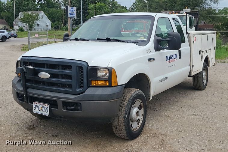 image for item MO9967 2007 Ford F250 Super Duty  SuperCab utility bed pickup truck