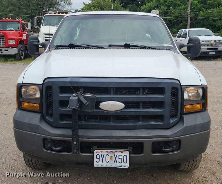 image for item MO9967 2007 Ford F250 Super Duty  SuperCab utility bed pickup truck