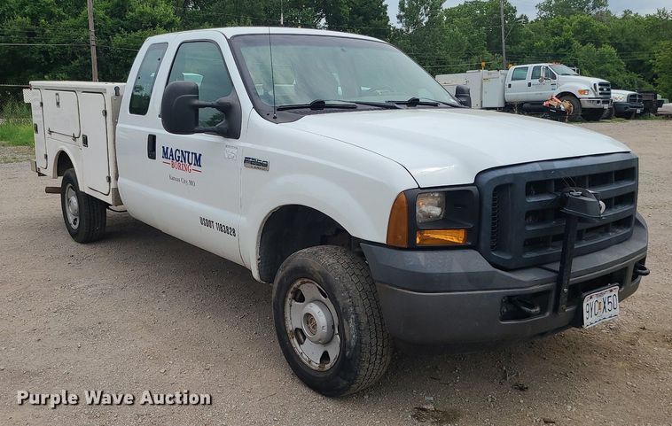 image for item MO9967 2007 Ford F250 Super Duty  SuperCab utility bed pickup truck