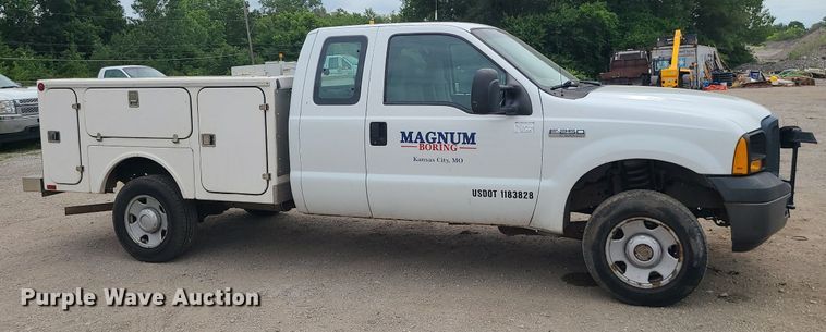 image for item MO9967 2007 Ford F250 Super Duty  SuperCab utility bed pickup truck