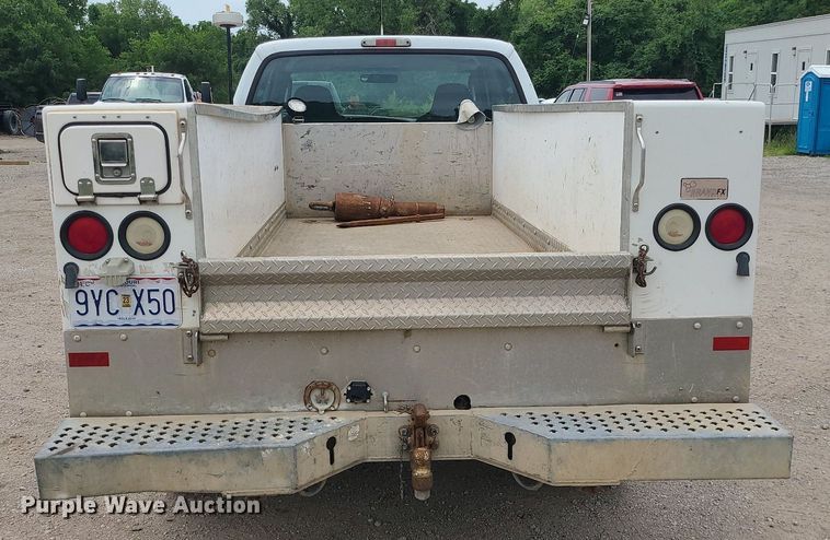 image for item MO9967 2007 Ford F250 Super Duty  SuperCab utility bed pickup truck