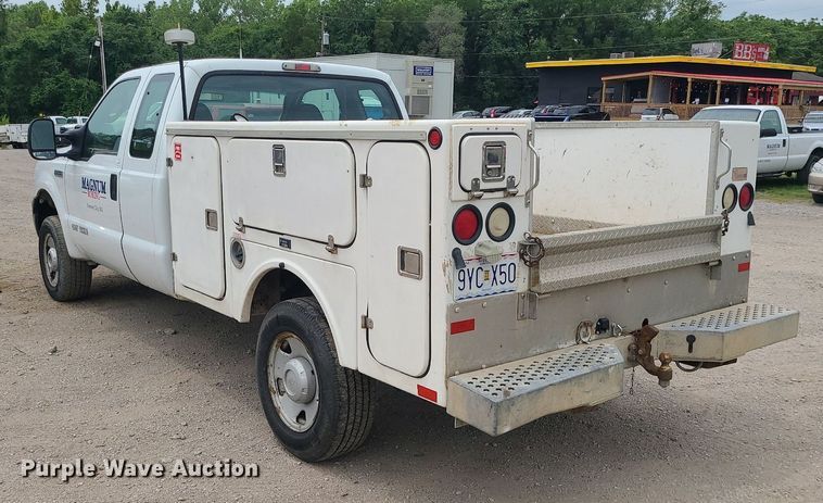 image for item MO9967 2007 Ford F250 Super Duty  SuperCab utility bed pickup truck