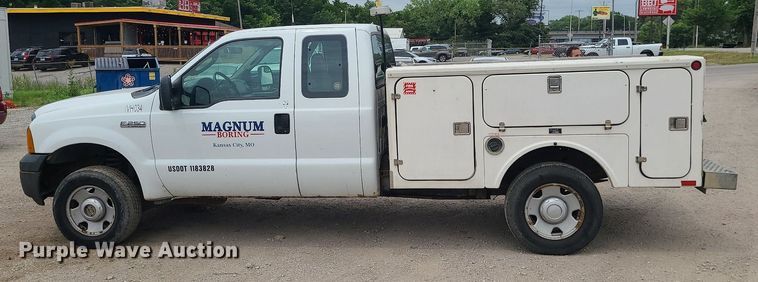 image for item MO9967 2007 Ford F250 Super Duty  SuperCab utility bed pickup truck