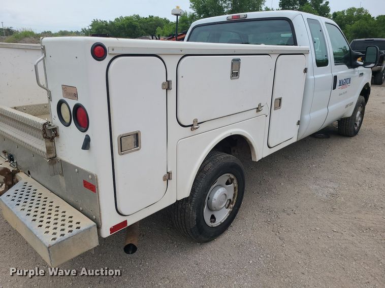 image for item MO9967 2007 Ford F250 Super Duty  SuperCab utility bed pickup truck