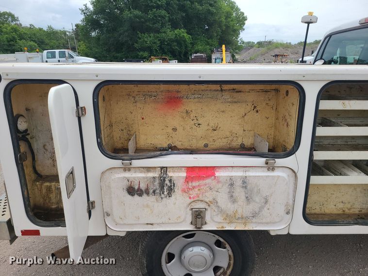 image for item MO9967 2007 Ford F250 Super Duty  SuperCab utility bed pickup truck