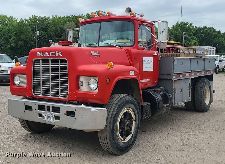 image for item MO9968 1988 Mack R690T  flatbed truck