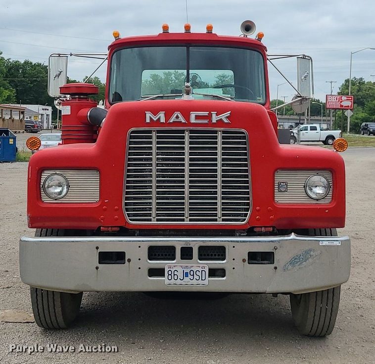 image for item MO9968 1988 Mack R690T  flatbed truck