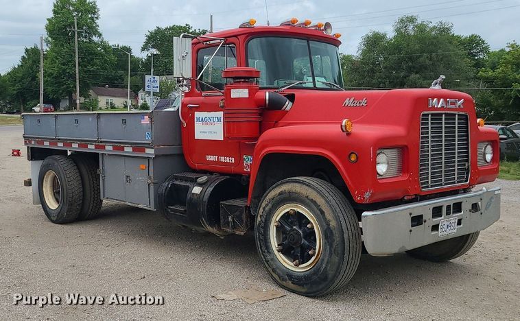image for item MO9968 1988 Mack R690T  flatbed truck