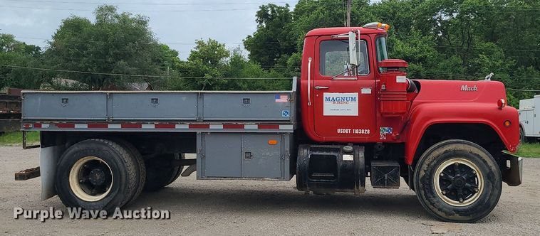 image for item MO9968 1988 Mack R690T  flatbed truck