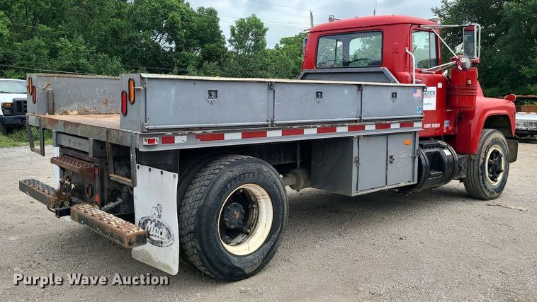 image for item MO9968 1988 Mack R690T  flatbed truck