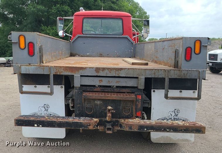 image for item MO9968 1988 Mack R690T  flatbed truck