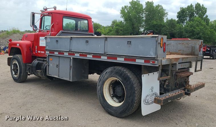 image for item MO9968 1988 Mack R690T  flatbed truck
