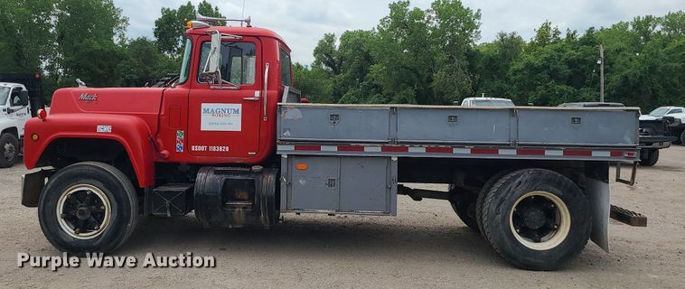 image for item MO9968 1988 Mack R690T  flatbed truck