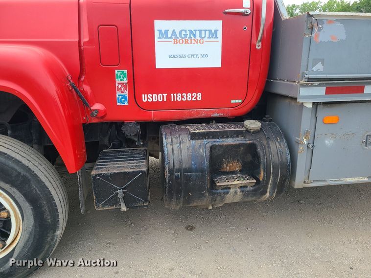 image for item MO9968 1988 Mack R690T  flatbed truck