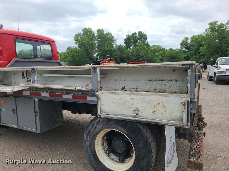 image for item MO9968 1988 Mack R690T  flatbed truck