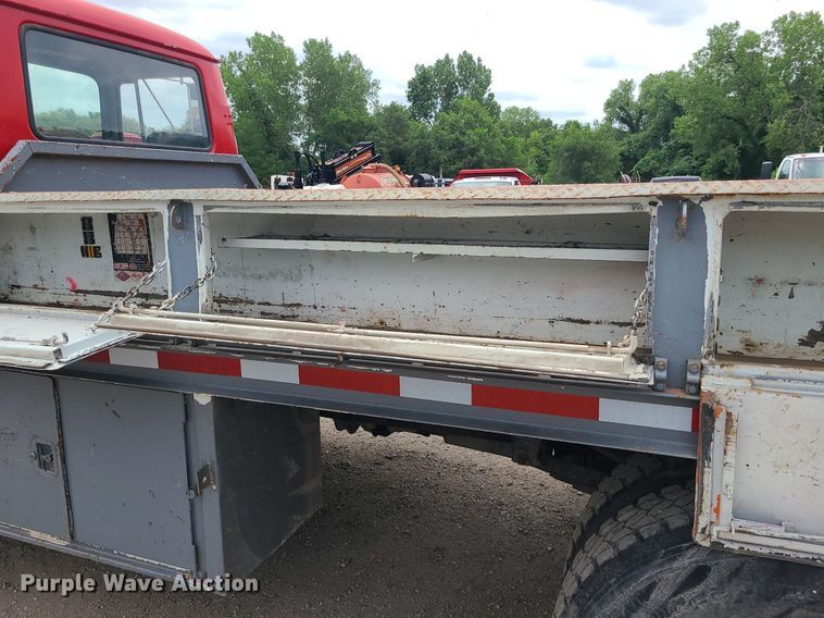 image for item MO9968 1988 Mack R690T  flatbed truck