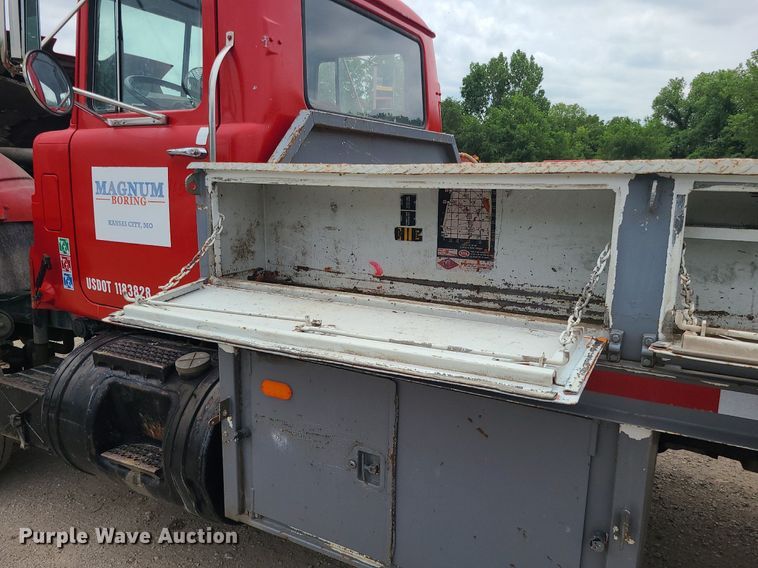 image for item MO9968 1988 Mack R690T  flatbed truck