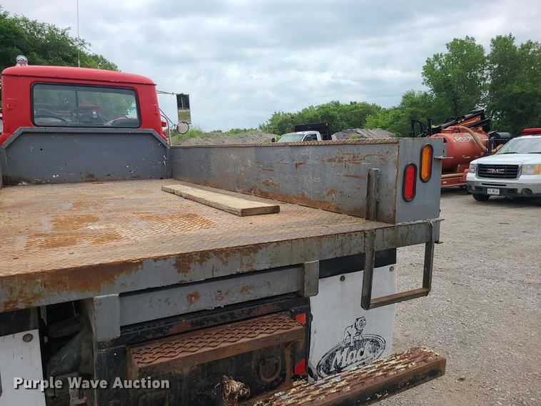 image for item MO9968 1988 Mack R690T  flatbed truck