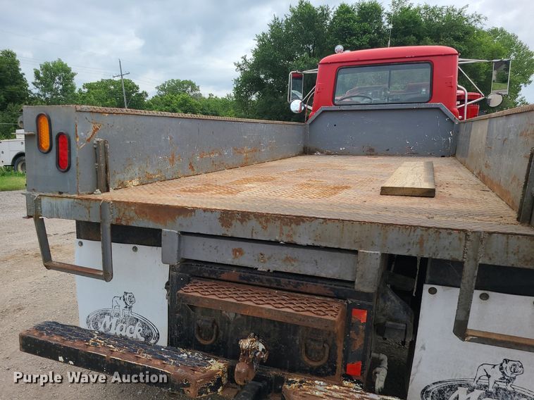 image for item MO9968 1988 Mack R690T  flatbed truck
