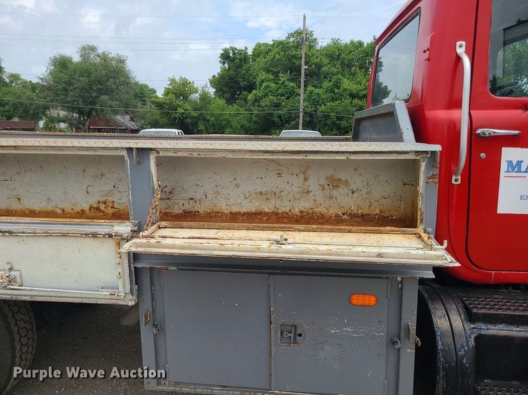 image for item MO9968 1988 Mack R690T  flatbed truck