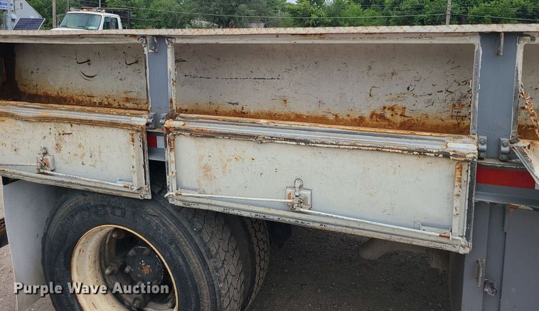 image for item MO9968 1988 Mack R690T  flatbed truck