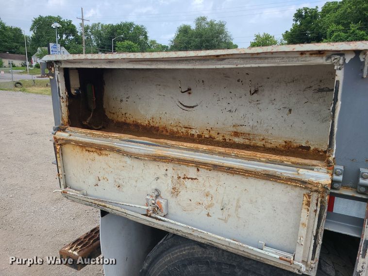 image for item MO9968 1988 Mack R690T  flatbed truck