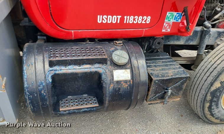 image for item MO9968 1988 Mack R690T  flatbed truck