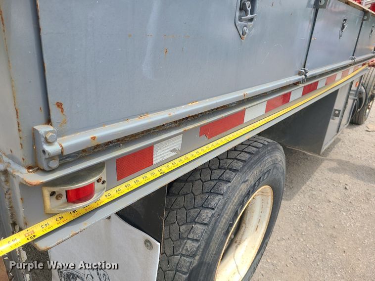 image for item MO9968 1988 Mack R690T  flatbed truck